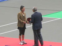 優勝盾をもらう、クルム伊達公子