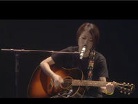 宇多田ヒカルコンサート 「WILD LIFE 」 ギターを弾き語りするHikki