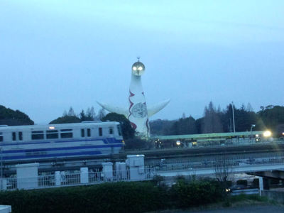 太陽の塔とモノレール