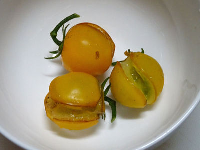 ひび割れたプチトマト