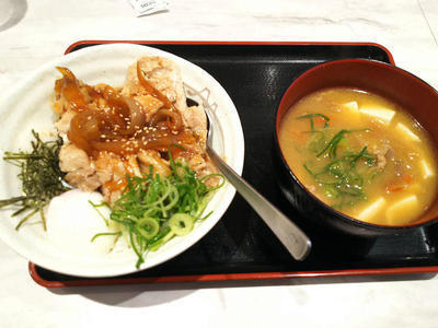 ごろごろチキンのてりたま丼と豚汁