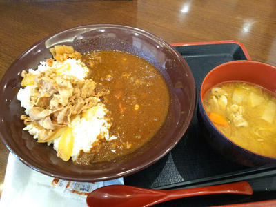 牛あいがけカレーと豚汁