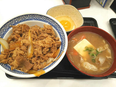 牛丼 アタマの大盛りと豚汁