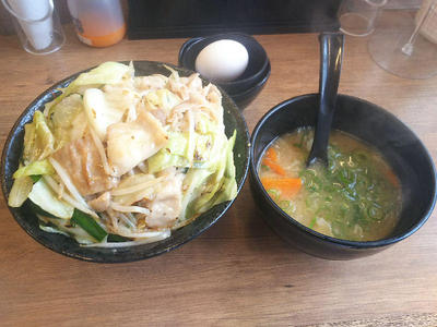 がっつき塩ホル丼と豚汁