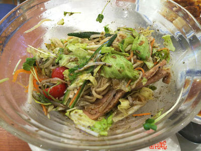 冷やしまぜめん 黒 混ぜたところ