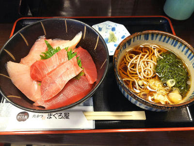 まぐろ丼とメカブそば