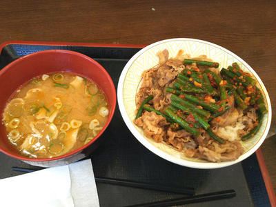 ニンニクの芽牛丼と豚汁