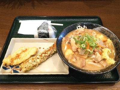 豚汁うどんと、とり天、ちくわ天、明太子おにぎり