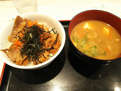 キムカル丼と豚汁