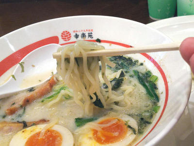 鶏白湯ラーメン 麺上げ