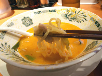 モツ野菜ラーメン 麺上げ