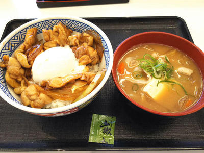 鶏すき丼と豚汁