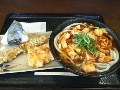 麻婆あんかけうどんととり天、磯辺天、鮭おにぎり