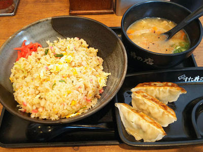 チャーハン、半餃子、豚汁