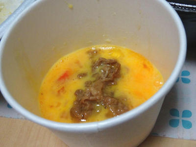 牛肉を卵につける