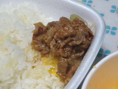 牛肉をオンザライス