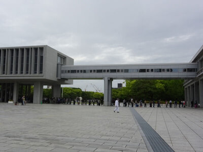 広島平和記念資料館前