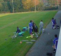 ピッチ脇で歓談中のオシム監督ら