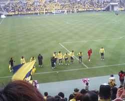 試合後ゴール裏へ来た選手たち。この後、でんぐり返ししました。