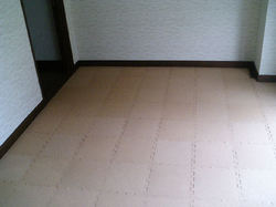 敷き詰めたコルクマット