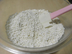 麹と塩を混ぜ合わせる