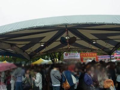 屋根の下はごった返し