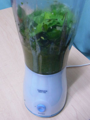 ジェノベーゼソース作成中