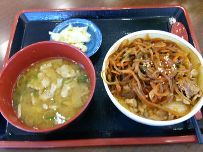 チャプチェ牛丼と豚汁