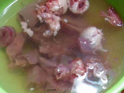 鶏レバーを塩水につける