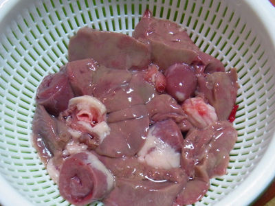 ざるにあけた鶏レバー