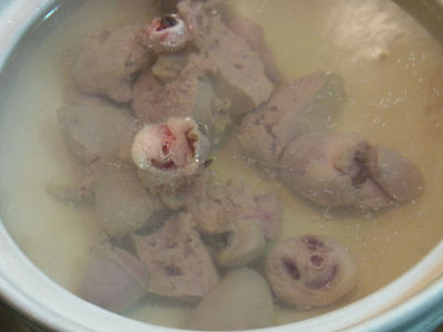 沸騰したお湯に鶏レバーを入れる