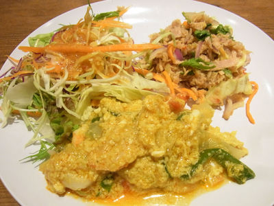 野菜サラダと海鮮カレー卵炒め