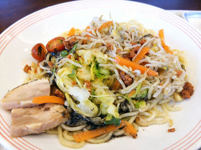 黒酢黒胡麻冷麺　野菜を混ぜます