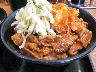 闇辛ウシジマ丼　横からのアングル