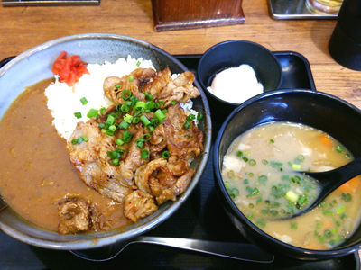 牛カルビ焼き肉カレーと豚汁