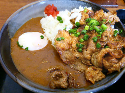 牛カルビ焼き肉カレーに温玉のせ
