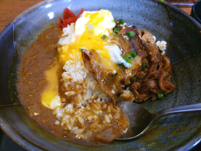 牛カルビ焼き肉カレー 半分食べたところ