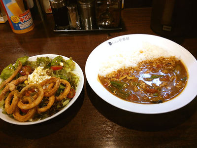 夏野菜カレーとカッテージチーズのサラダ