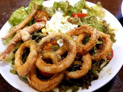 イカとカッテージチーズとトマトのバジルソースサラダ