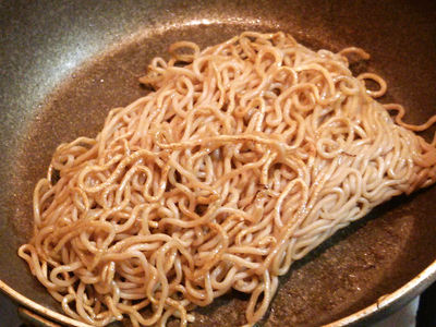 石巻焼きそば 麺を焼きます