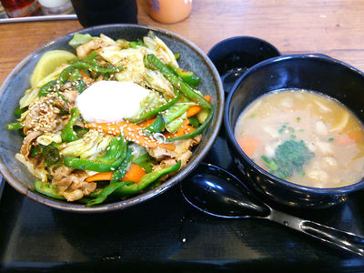 ピーカラ丼と豚汁