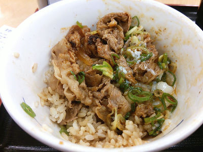 プレミアムネギたま牛めし 半分食べたところ