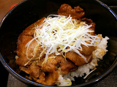 炭火豚丼に山椒をかけて