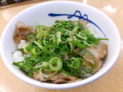 ネギ塩豚カルビ丼