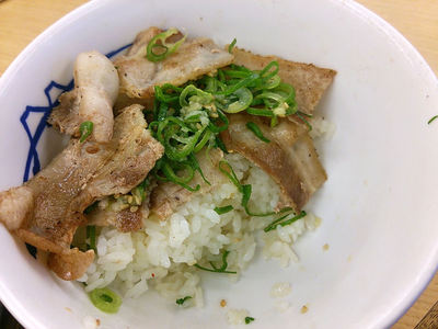 ネギ塩豚カルビ丼 残り半分