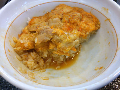 親子丼 半分食べたところ