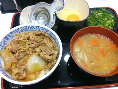 牛ねぎ玉丼と豚汁