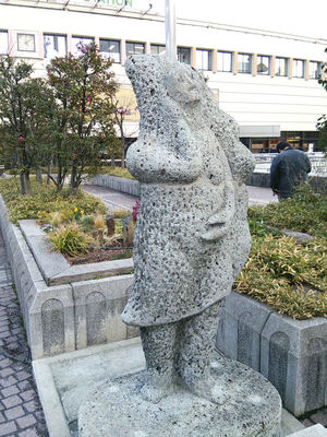 宇都宮駅前の餃子像