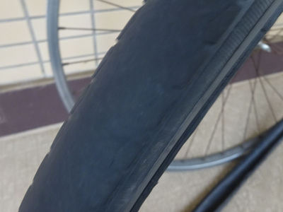 すり減った前輪