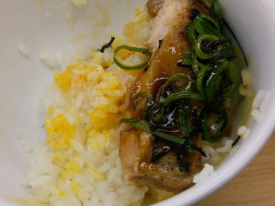 てりたまチキンは丼でいただく